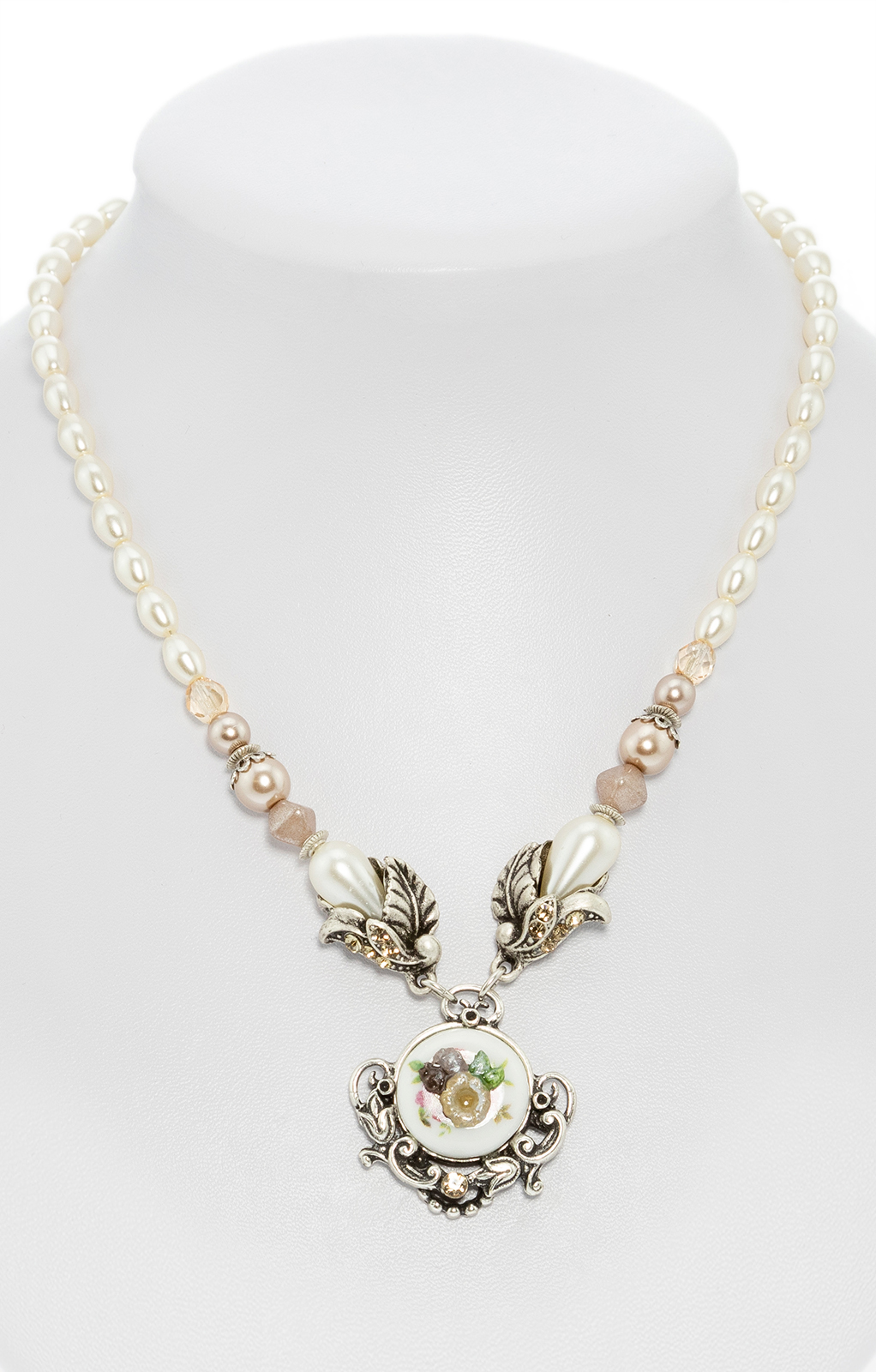 Perlenkette mit Blumenanhänger taupe von Schuhmacher