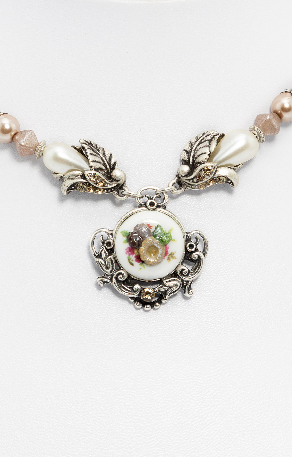 weitere Bilder von Perlenkette mit Blumenanhänger taupe