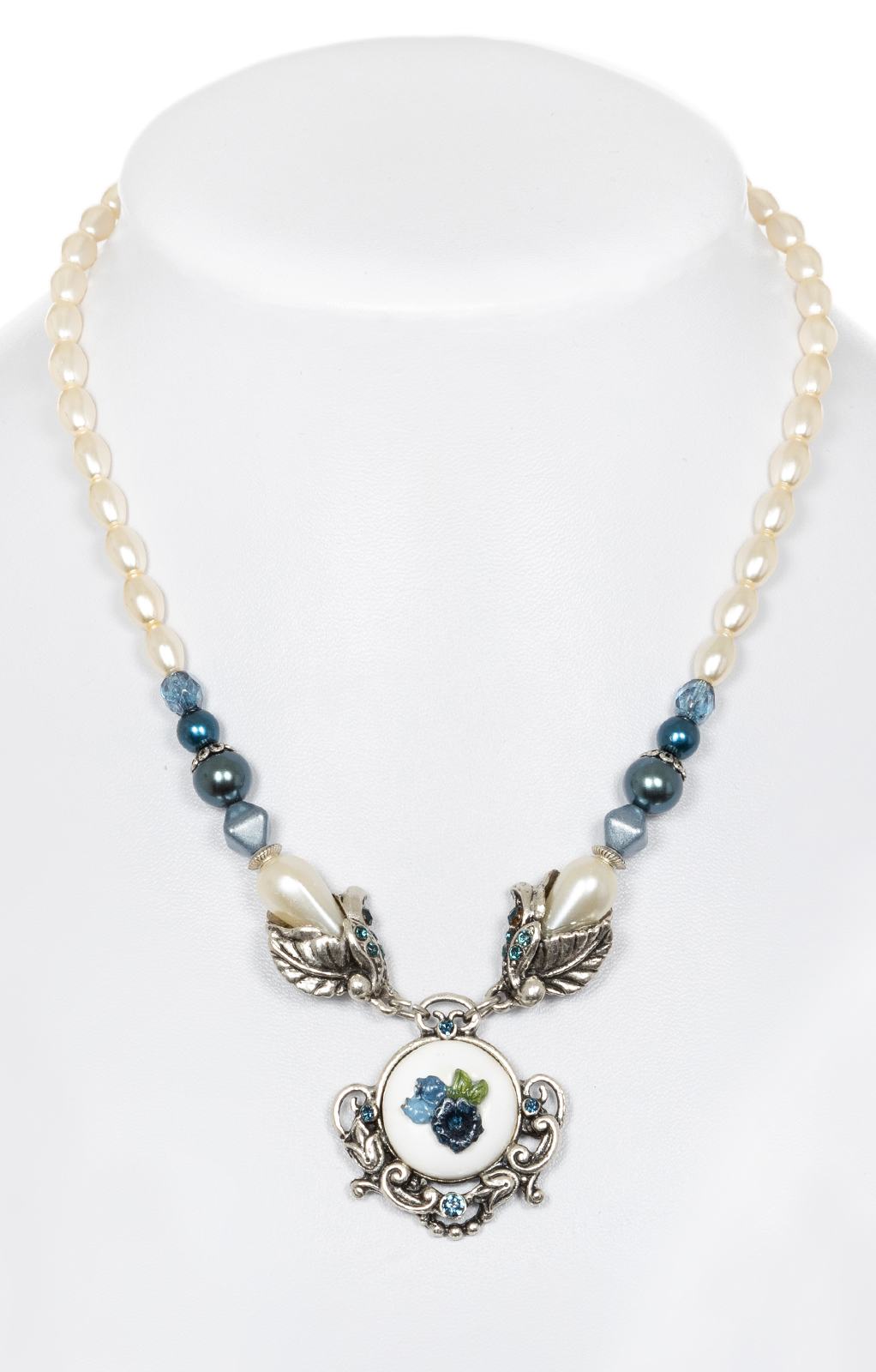 Traditional pearl necklace with flower pendant blue von Schuhmacher
