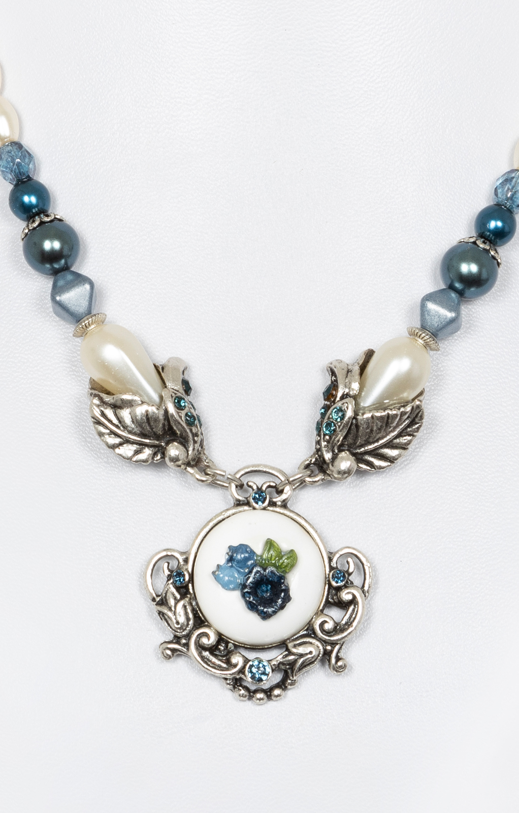 weitere Bilder von Perlenkette mit Blumenanhänger blau