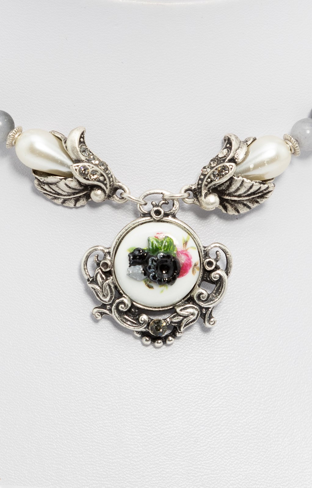 weitere Bilder von Perlenkette mit Blumenanhänger grau