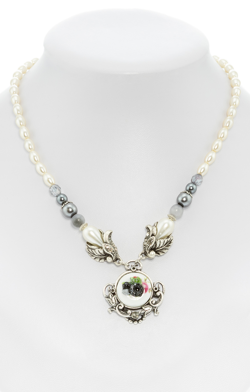 Perlenkette mit Blumenanhänger grau von Schuhmacher